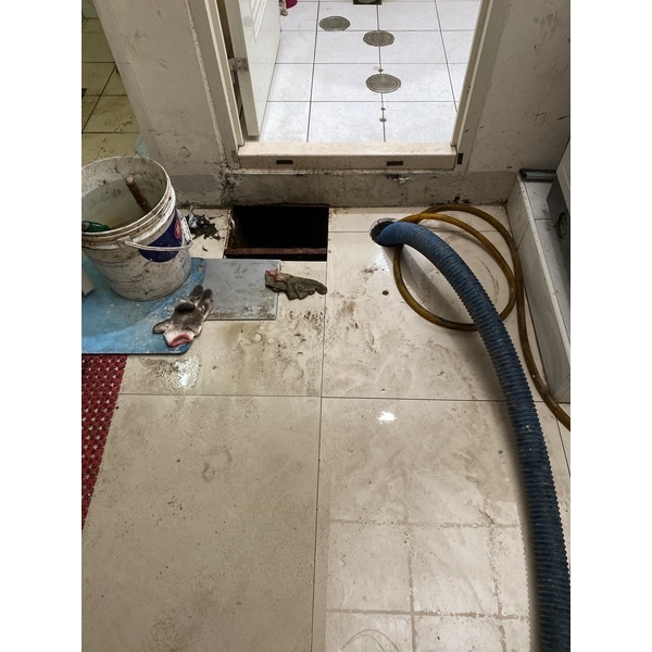 住家化糞池開孔安裝人孔蓋抽水肥