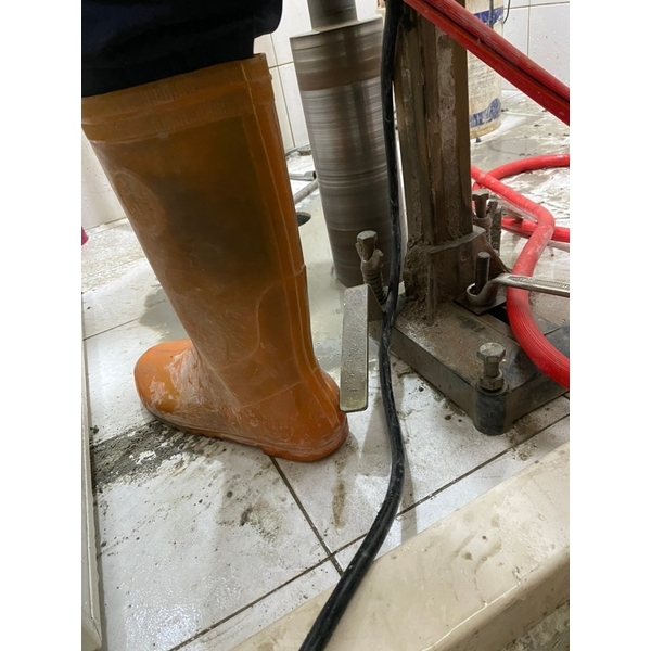 住家化糞池開孔安裝人孔蓋抽水肥