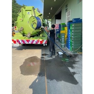 高壓水刀沖吸清溝車、清理水溝、暗溝，涵管