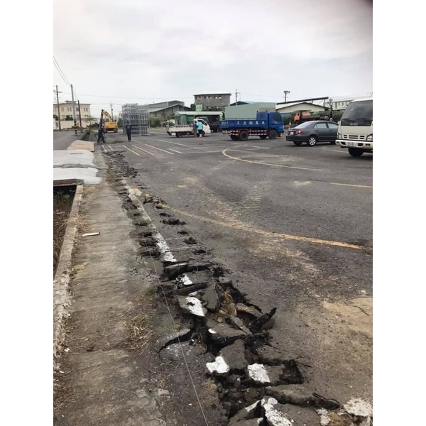 怪手開挖鑿洞-鑫旺統力工程有限公司