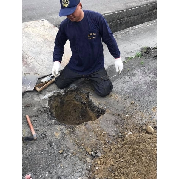 怪手開挖鑿洞-鑫旺統力工程有限公司