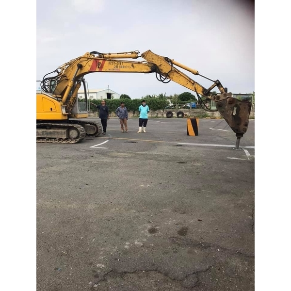 怪手開挖鑿洞,鑫旺統力工程有限公司