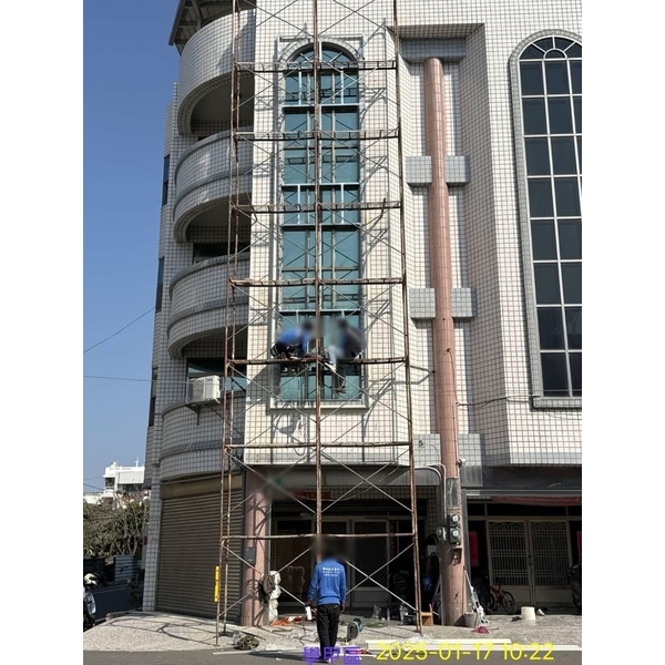 外牆穿鐵衣（c型鋼＆白鐵裝潢板）