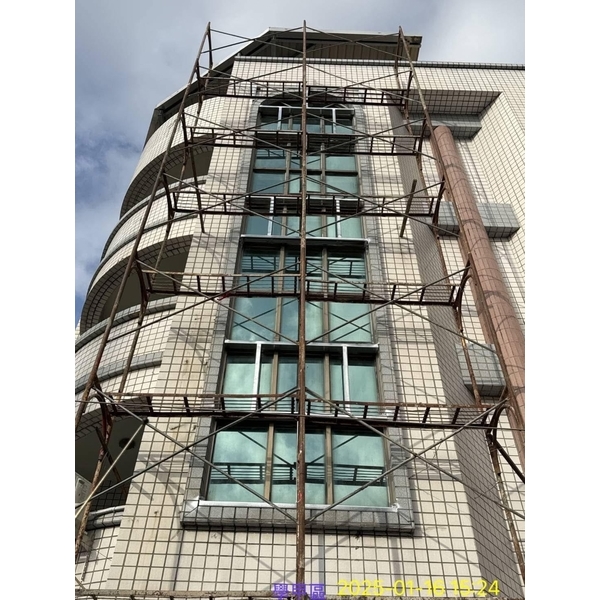 外牆穿鐵衣（c型鋼＆白鐵裝潢板）