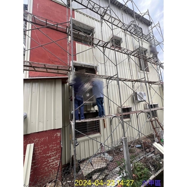 外牆穿鐵衣（c型鋼＆白鐵裝潢板）