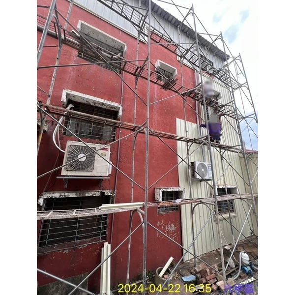 外牆穿鐵衣（c型鋼＆白鐵裝潢板）