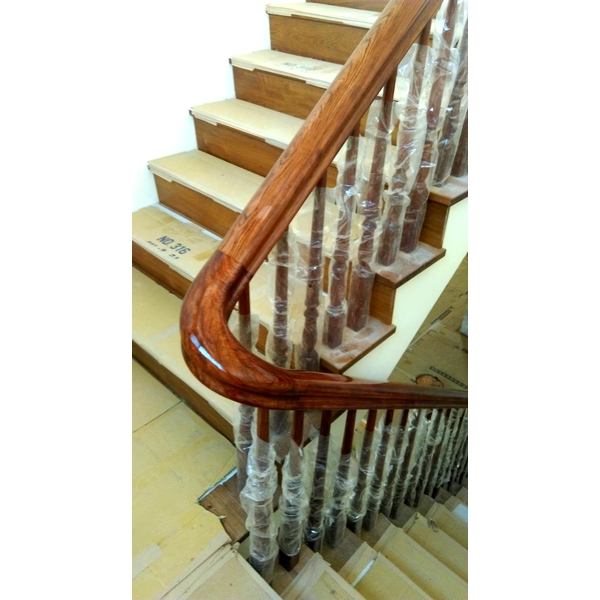 新建房屋樓梯扶手安裝