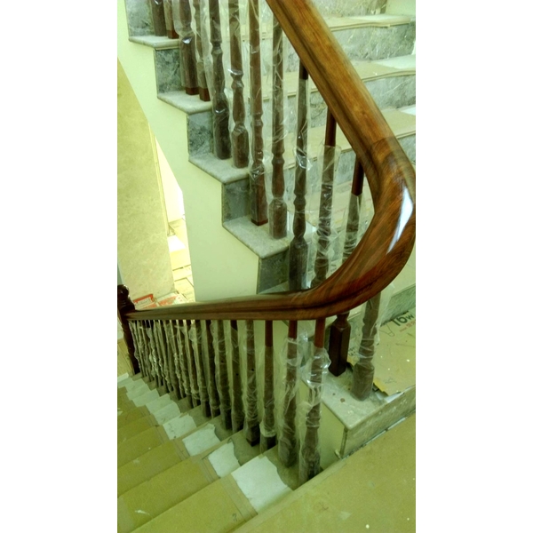 新建房屋樓梯扶手安裝