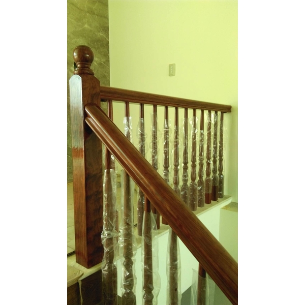 新建房屋樓梯扶手安裝