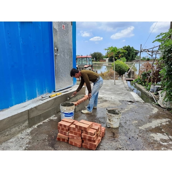 新建貨櫃屋廁所砌磚階梯及粉光施工 新建貨櫃屋廁所砌磚階梯及粉光施工-張驊室內裝修工程有限公司