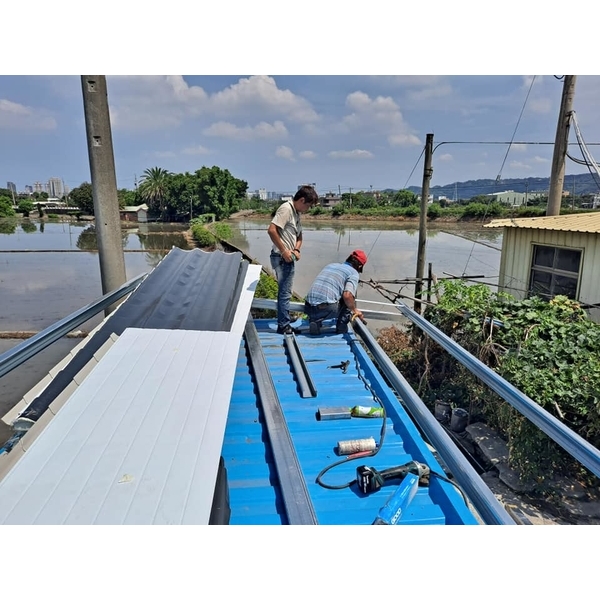 新建貨櫃屋廁所砌磚階梯及粉光施工 新建貨櫃屋廁所砌磚階梯及粉光施工-張驊室內裝修工程有限公司