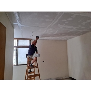 卧室披土及油漆粉刷