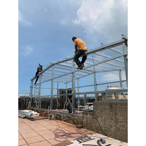 頂樓搭設鐵皮屋