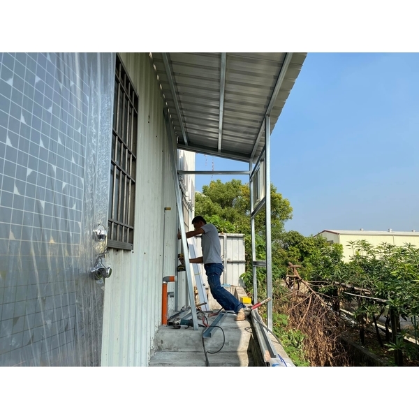鐵皮廁所搭建及遮雨棚 鐵皮廁所搭建及遮雨棚-弓長工程行