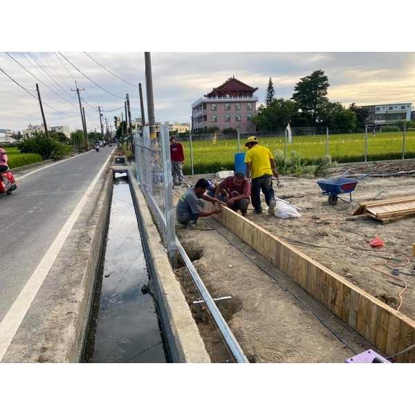 鐵網圍籬及手推拉門