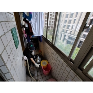 大樓陽台排水孔堵塞