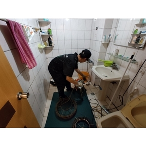 大樓廁所排水孔堵塞