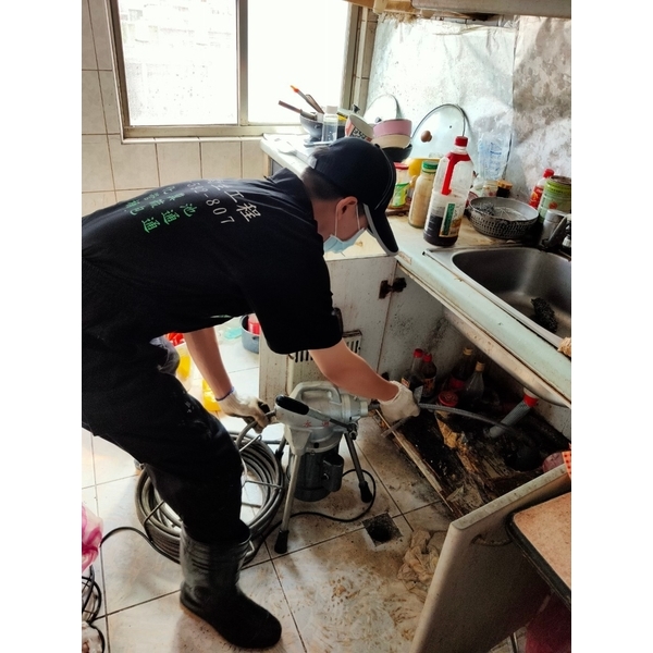 大樓廚房水管堵塞(卡油垢)