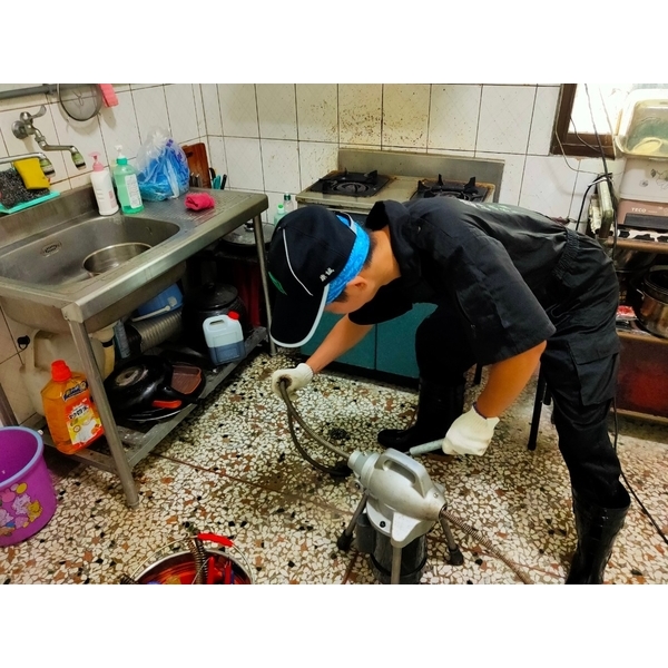 透天厝1樓廚房水管堵塞