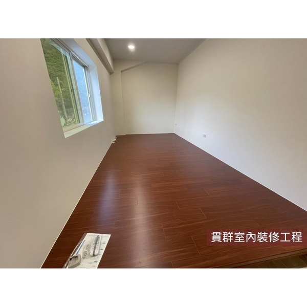 吸音板天花板、加高耐磨木地板、窗孔修飾,貫群室內裝修工程行