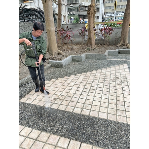 戶外地板清潔-勝潔企業社