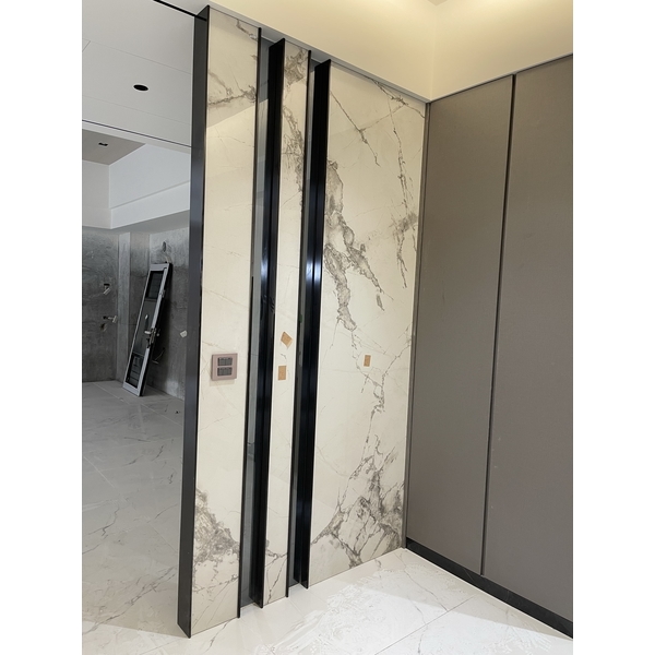 玄關牆面鐵件收邊