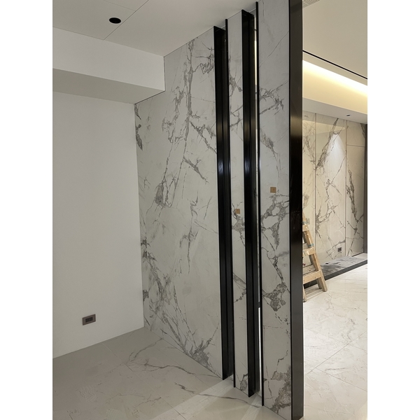 玄關牆面鐵件收邊