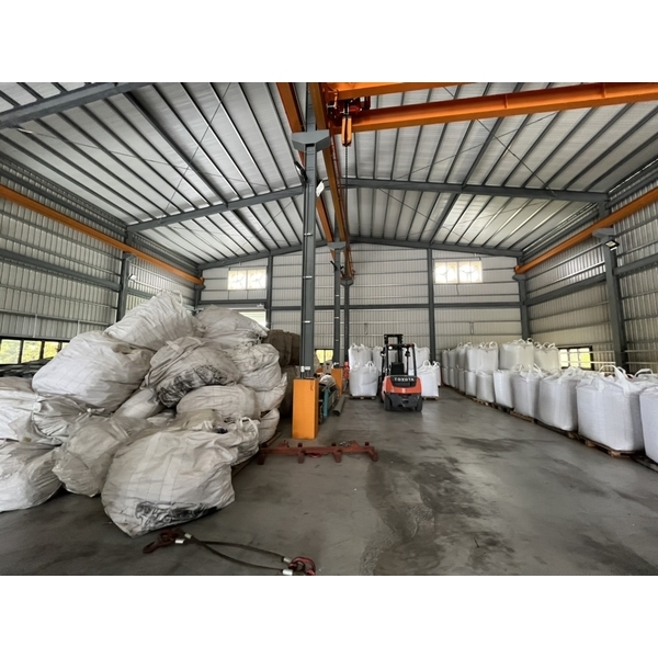 塑膠原料倉庫安裝負壓扇排除悶熱