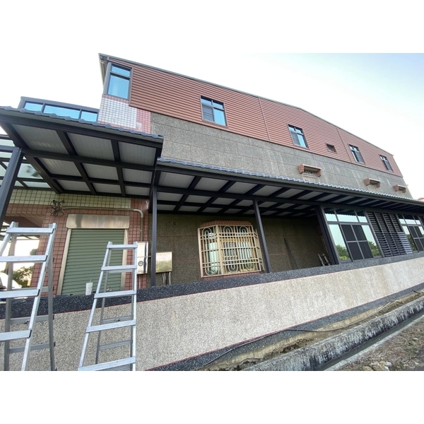 採光罩+三合一琉璃瓦鋼板+氣密窗+活動百葉-宏信鋁門窗行