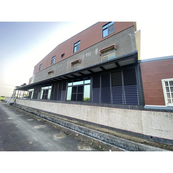 採光罩+三合一琉璃瓦鋼板+氣密窗+活動百葉-宏信鋁門窗行