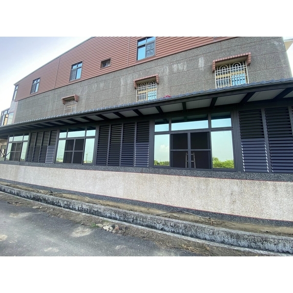 採光罩+三合一琉璃瓦鋼板+氣密窗+活動百葉-宏信鋁門窗行