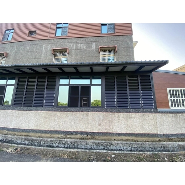 採光罩+三合一琉璃瓦鋼板+氣密窗+活動百葉-宏信鋁門窗行