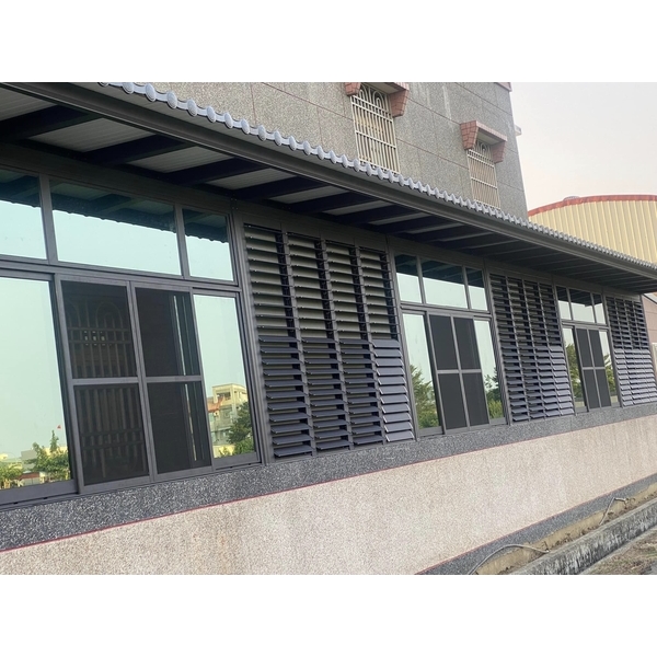 採光罩+三合一琉璃瓦鋼板+氣密窗+活動百葉,宏信鋁門窗行