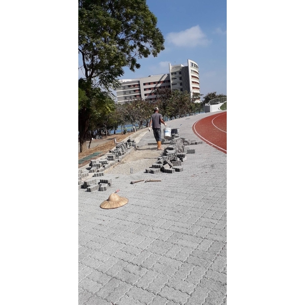 嶺東大學校內步道磚重整修 嶺東大學校內步道磚重整修-承蓁工程行