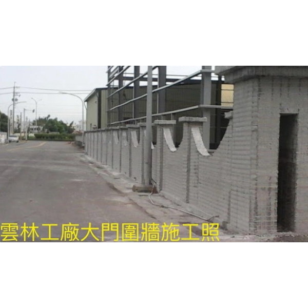 工廠大門圍牆施工,創新鋼網牆工程行