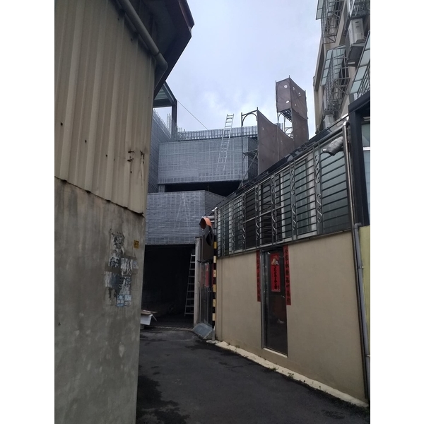 增建鋼網牆準備灌水泥中