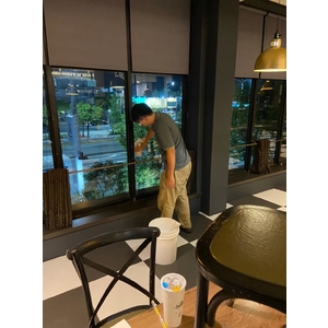 餐廳客用區玻璃洗刮擦