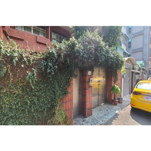 住宅圍牆雜草處理前(後)-澄明環境清潔股份有限公司