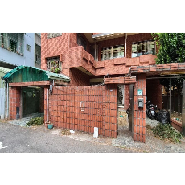 住宅圍牆雜草處理前(後)-澄明環境清潔股份有限公司