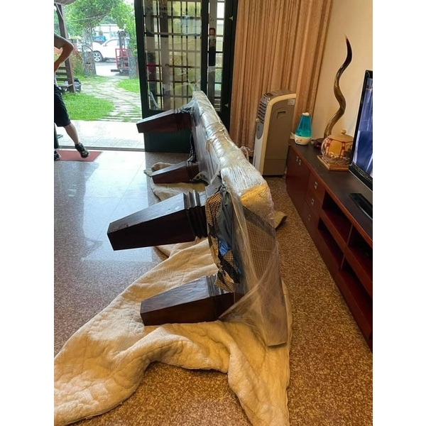 全台大型傢俱搬運專家：客廳石材桌與原木大桌精緻運輸工程