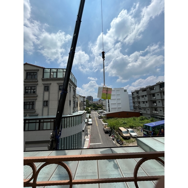 全台專業大型傢俱高空吊運｜安全、高效的吊車搬家工程團隊