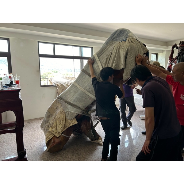 全台大型桌子搬運專家｜企業辦公桌與實木長桌的精緻搬遷首選-北中南誠信專業搬家拆除工程