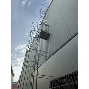 不鏽鋼爬梯 - 雄大鋁窗企業社