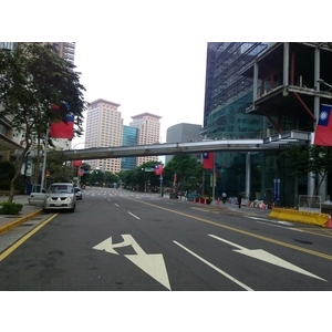 鋁包板玻璃欄杆-新府路段-新板特區空橋實景