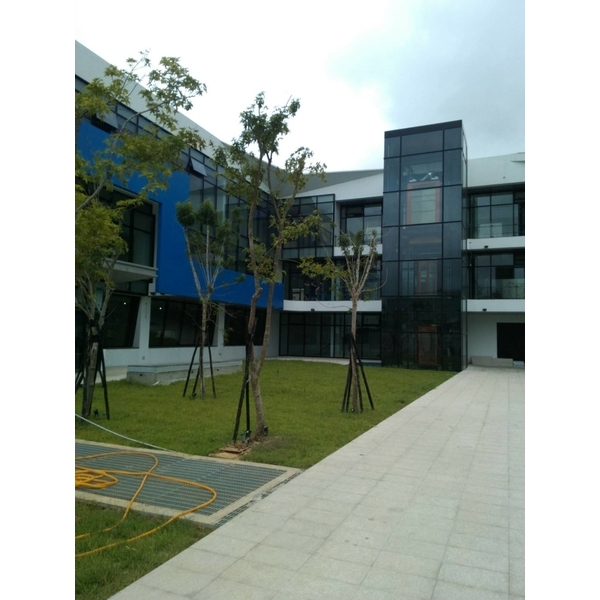 梭形遮陽格柵＆玻璃帷幕＆大門雨遮景觀電梯等結合工程實例