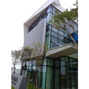 梭形遮陽格柵＆玻璃帷幕＆大門雨遮景觀電梯等結合工程實例