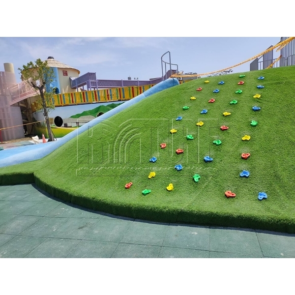 人工草皮景觀遊戲區 人工草皮景觀遊戲區,亮盟實業股份有限公司