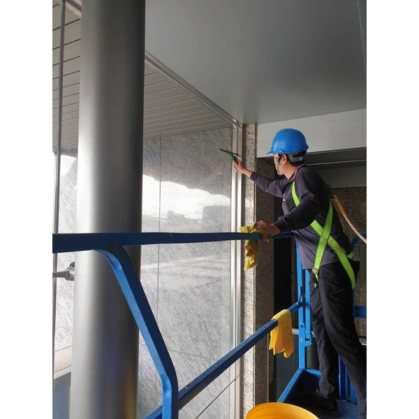 挑高玻璃工作平台車作業