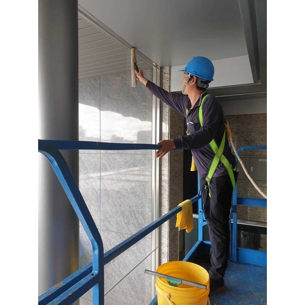 挑高玻璃工作平台車作業