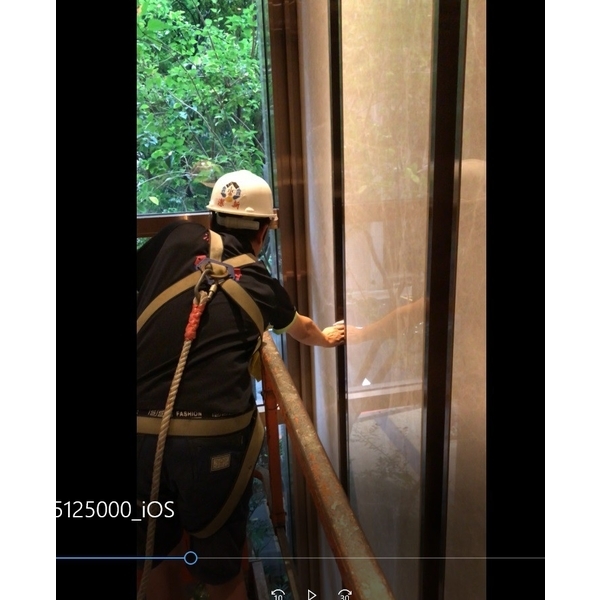 挑高玻璃工作平台車作業